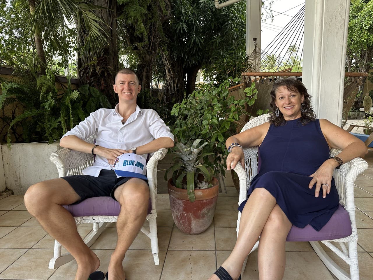 IMG_0645 Large ladislas et natalie dans l'agence immobilière à San Juan del Sur